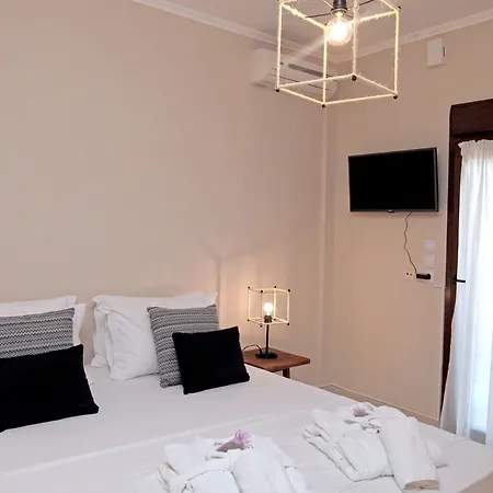 The House - & (adults Only) Гостевой дом Афитос